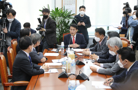 국회 외통위가 27일 김정은 북한 국무위원장 건강 이상설 관련 긴급 전문가 간담회를 진행하고 있다. 연합뉴스